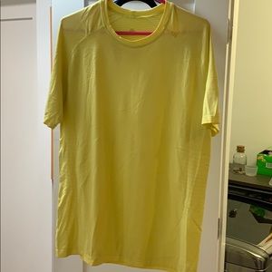 Lululemon men’s stretch your head T-shirt